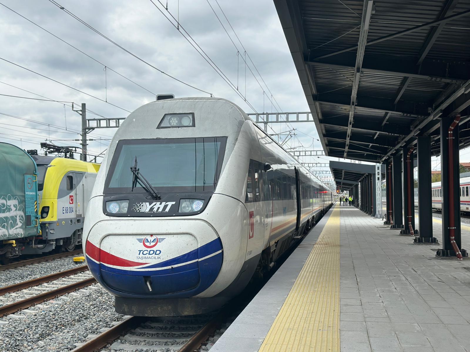 Halkalı-Kapıkule Hızlı Tren Projesi’nin %99’u tamamlanan Çerkezköy-Kapıkule etabında test sürüşleri başladı. Edirne Valisi Yunus Sezer’in katılımıyla gerçekleştirilen denemelerde 220 km hıza ulaşılması hedeflenirken; projenin tamamlanmasıyla İstanbul-Edirne arası yolculuk süresi 1,5 saate düşecek.